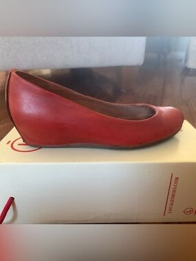 LOCALE WOMEN’S RED WEDGE SHOE